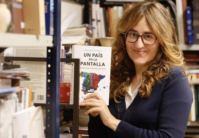 Raquel Piñeiro, con un ejemplar de 'Un país en la pantalla'.